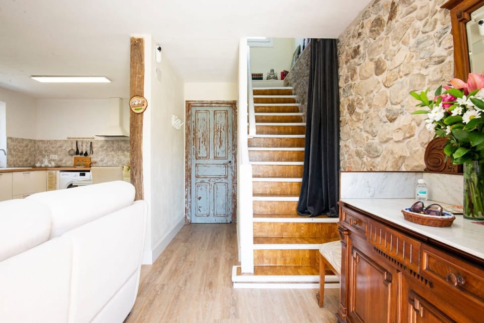 Facade/entrance,Kitchen or kitchenette,Living room