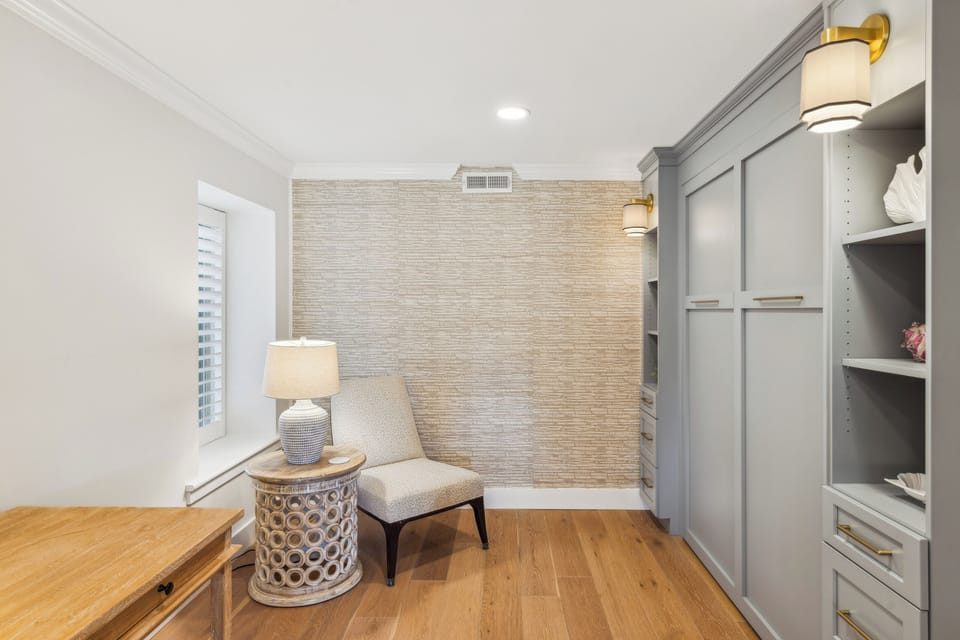 Bedroom 1 -murphy bed that fold out int queen
