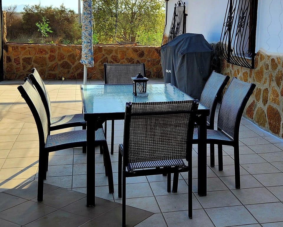 BBQ & Seating Area For 6 People