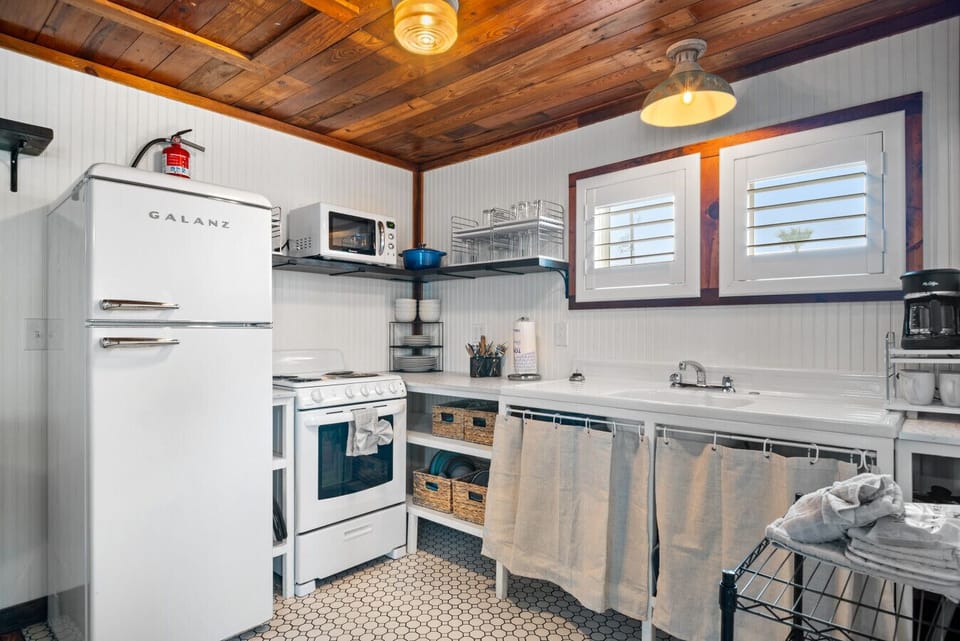 Vintage Cool Meets Modern Comfort in This Seaside Kitchen