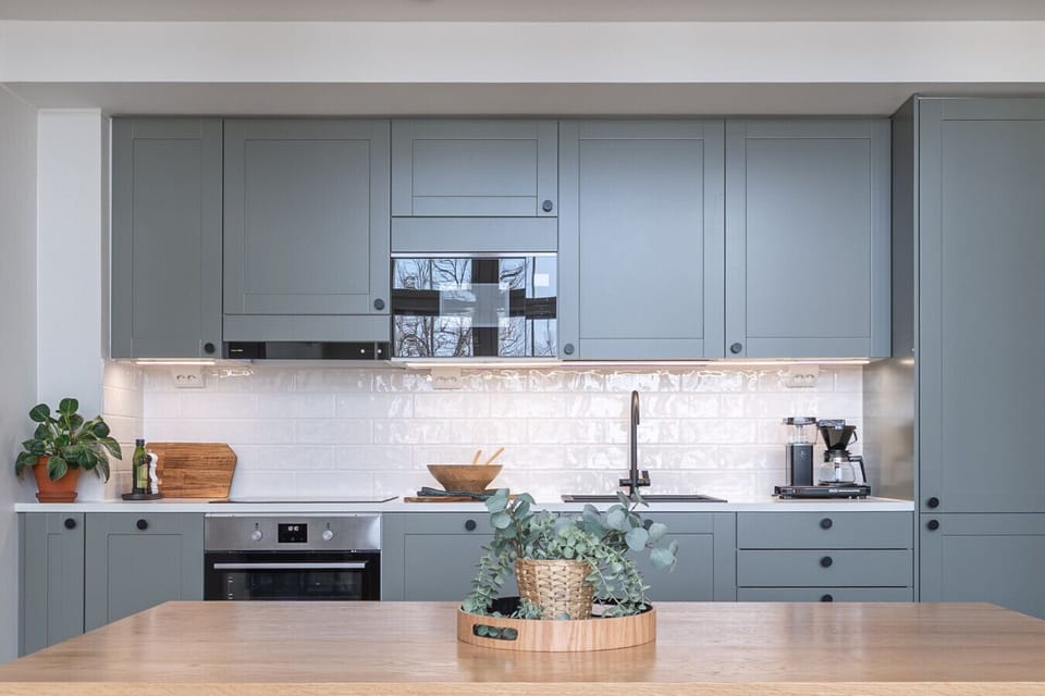 The kitchen is equipped with an induction stove, a separate oven, a Moccamaster coffee machine and dishwasher, an integrated microwave and a fridge-freezer.