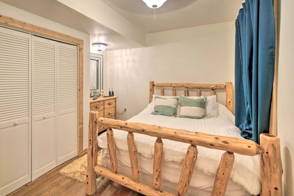 Bedroom 4 (Queen Bed)