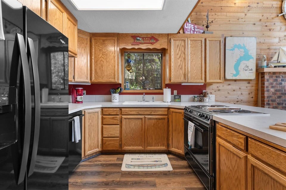 Kitchen area with all of the essentials!
