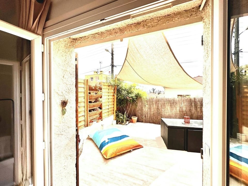 Jolie terrasse avec une apercue mer grande table avec une toile d'ombrage.
Détente assurée avec ce coin terrasse chic, parfait pour se ressourcer. Petit secret : le voile offre une protection solaire idéale pour de longues siestes à l'extérieur.