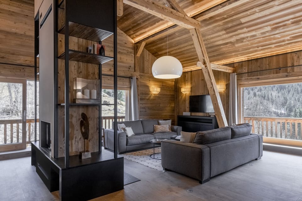 Set in a stunning alpine setting, this spacious lounge combines authentic charm with contemporary elegance. Exposed beams and warm wooden tones create a cosy atmosphere, enhanced by breathtaking mountain views. The space features a bright living area, a large dining table for family or friends, and a modern fully equipped kitchen. Perfect for a luxury stay in the heart of Bionnassay, just minutes from Saint-Gervais-les-Bains.