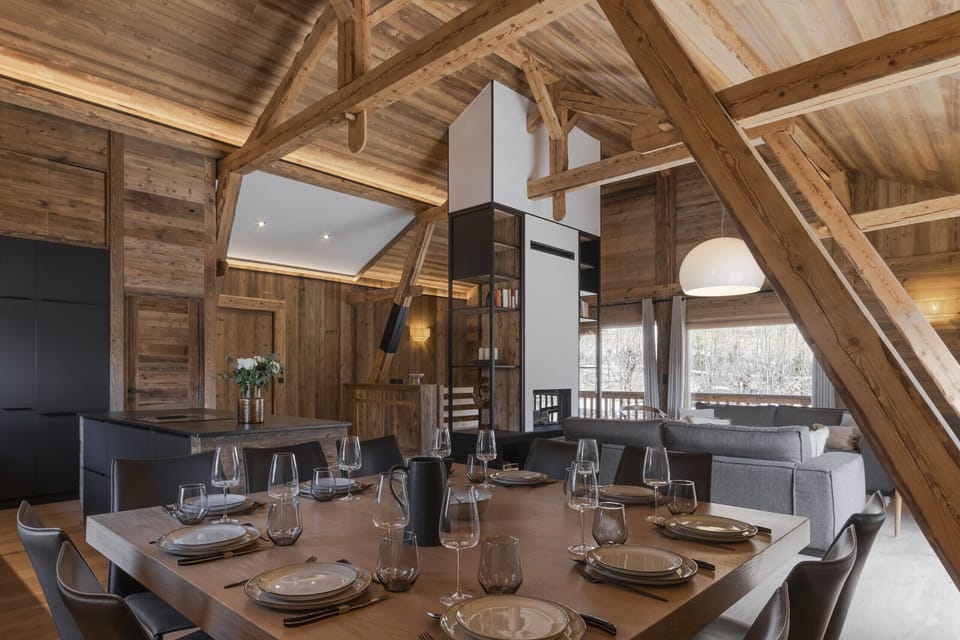 Enjoy your meals in an elegant and welcoming dining area, highlighted by exposed beams and fine wood that enhance the chalet’s authentic charm. The large table comfortably seats your guests, while the modern, fully equipped kitchen allows you to create memorable culinary moments. A perfect setting for warm gatherings with family or friends.