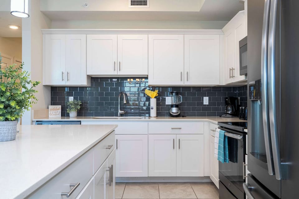 Smoothies, snacks & late-night tea 🍵 Fully equipped with blender, coffee maker, and everything you need for feel-good fuel.