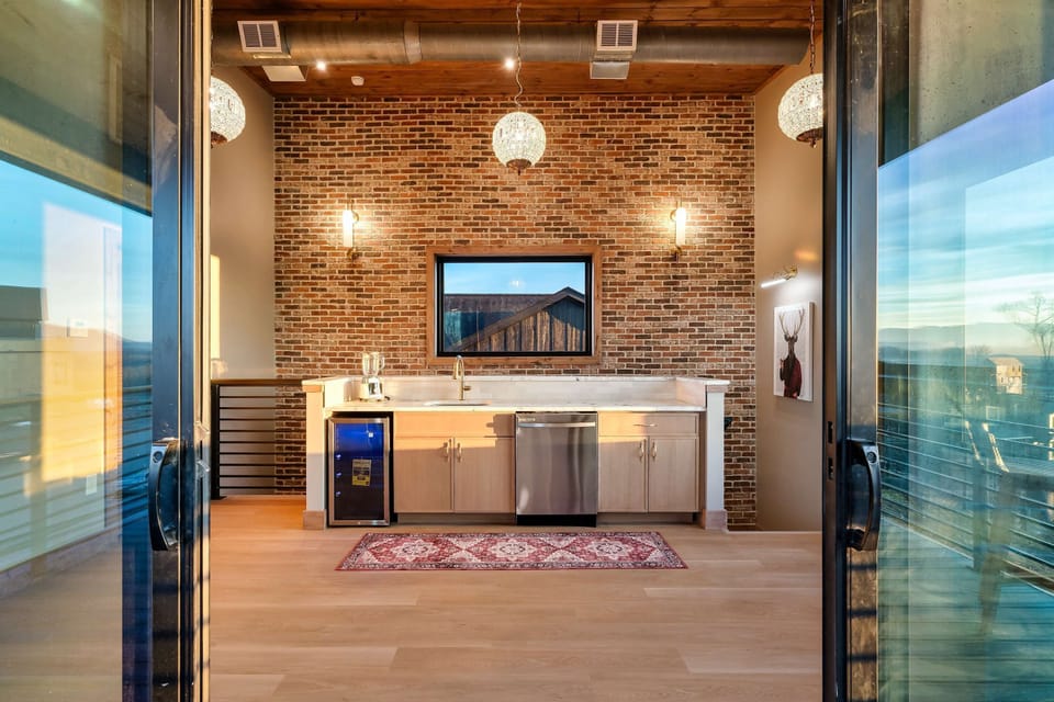 This upper level mini bar is only steps away from the outdoor roof top deck. No need to walk down stairs for refreshments and snacks. 
