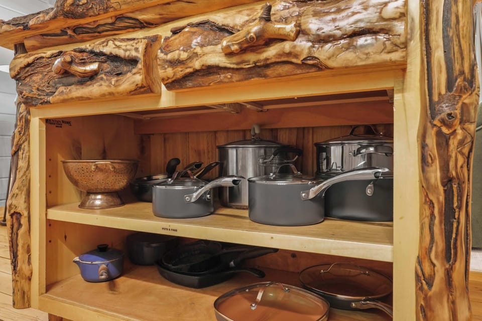 BIG CABIN - Fully stocked kitchen with barstool seating, complimentary coffee, and kid's dinnerware.