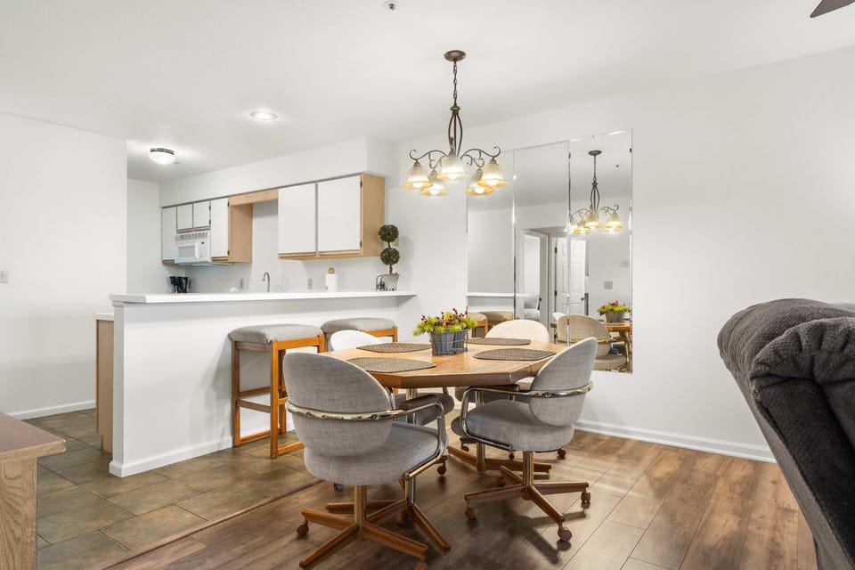 Grab a bite at Unit 7’s kitchen counter or gather for meals at the dining table for 4