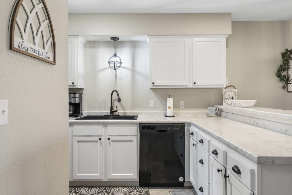 The airy, open kitchen offers ample space & every home comfort