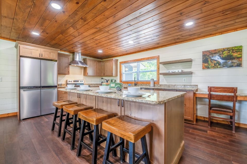Creekfront Lodge's fully-equipped kitchen