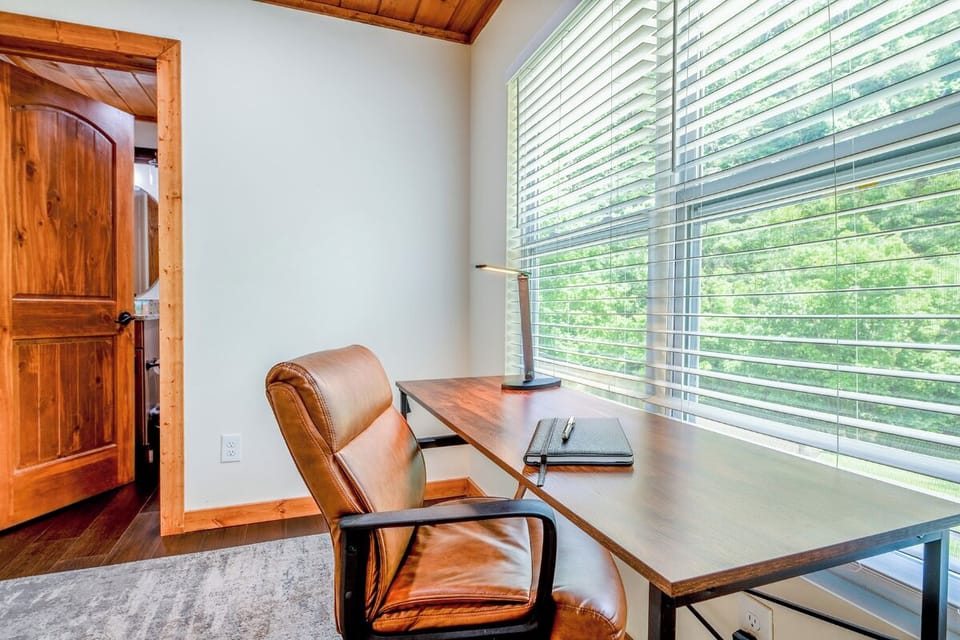 One of Creekfront Lodge's comfy bedroom