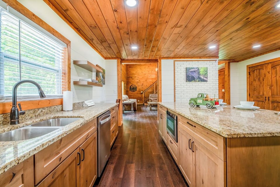 Creekfront Lodge's fully-equipped kitchen