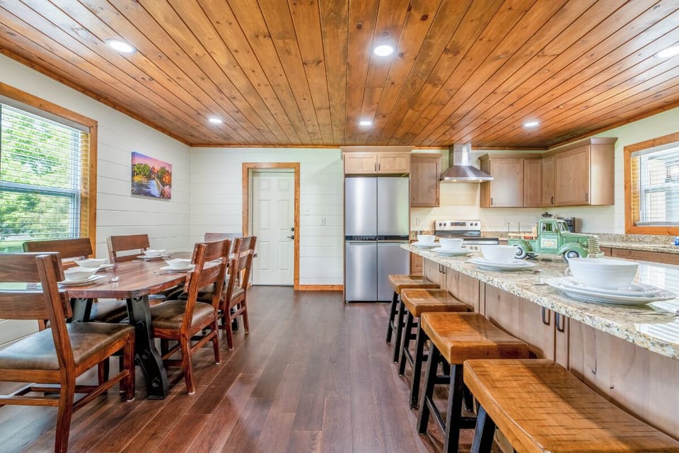 Creekfront Lodge's fully-equipped kitchen