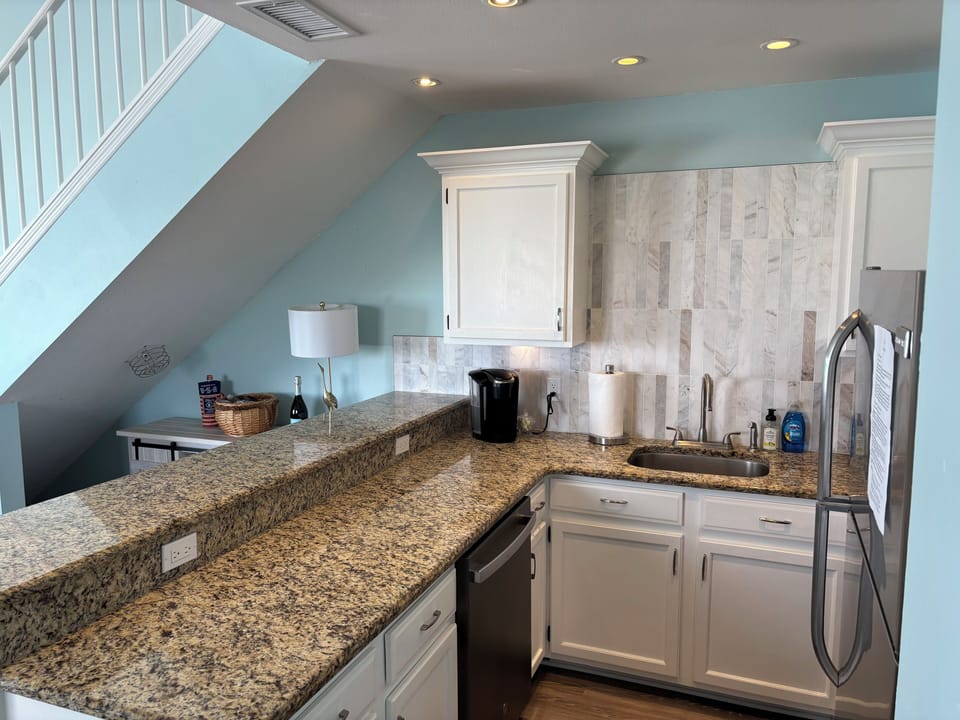 Fully furnished kitchen with granite counters.