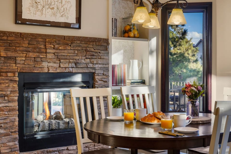 Breakfast nook with natural light connecting the kitchen and BBQ deck.