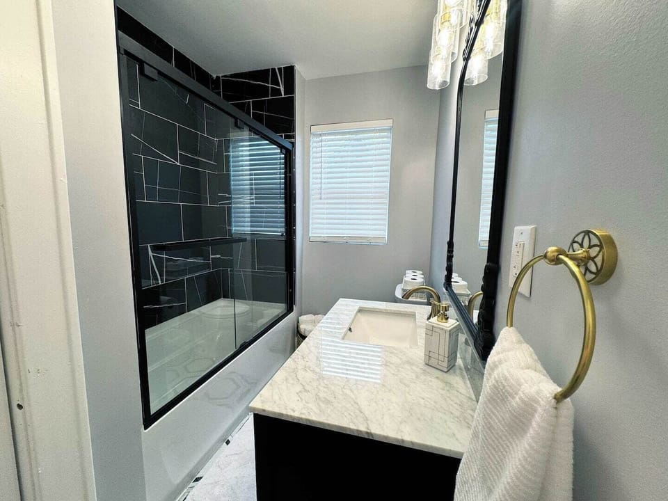Black tiled Bathroom?  Yes!