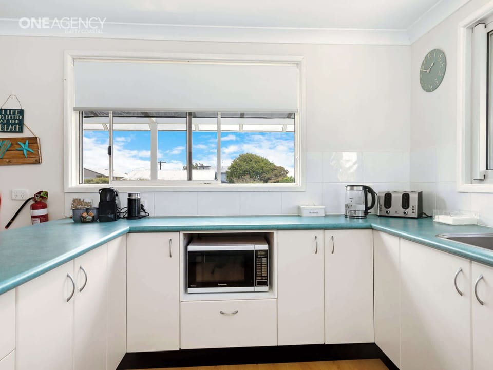 Upper level - fully equipped kitchen