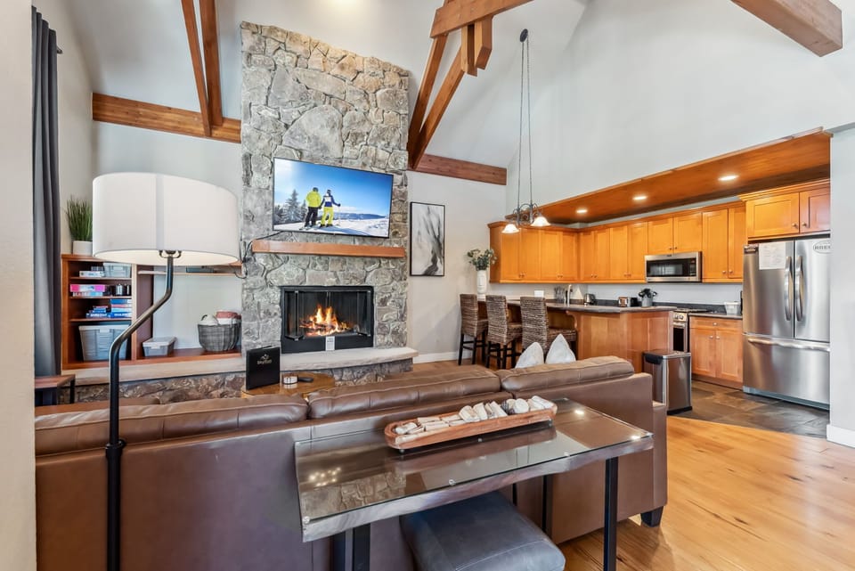 Living room: Gas fireplace, Smart TV, mountain views, main floor