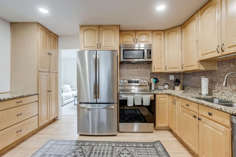 Fully Equipped Kitchen with eat-in table
