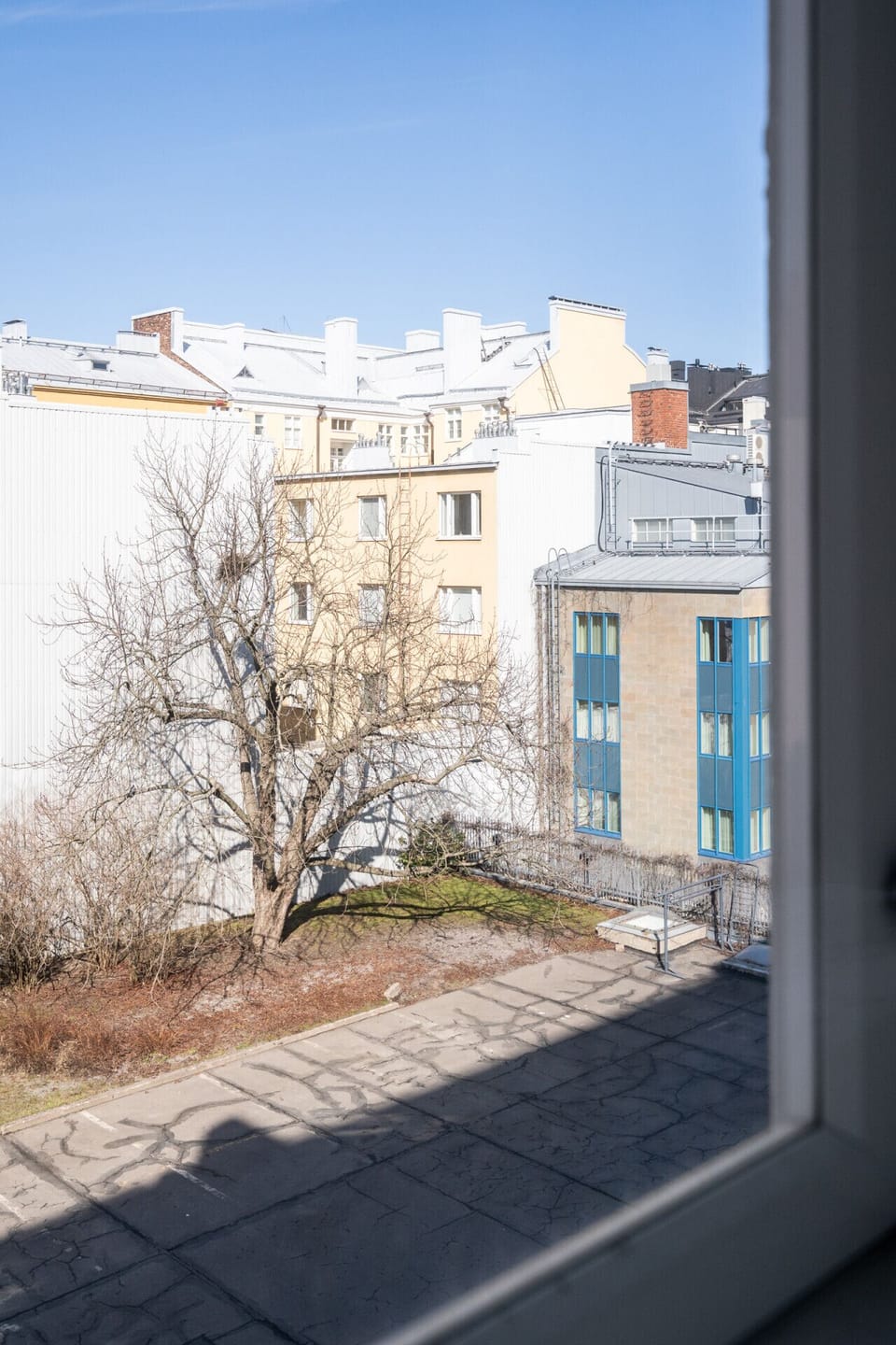 The apartment overlooks the peaceful courtyard of the house, which guarantees a good night`s sleep.