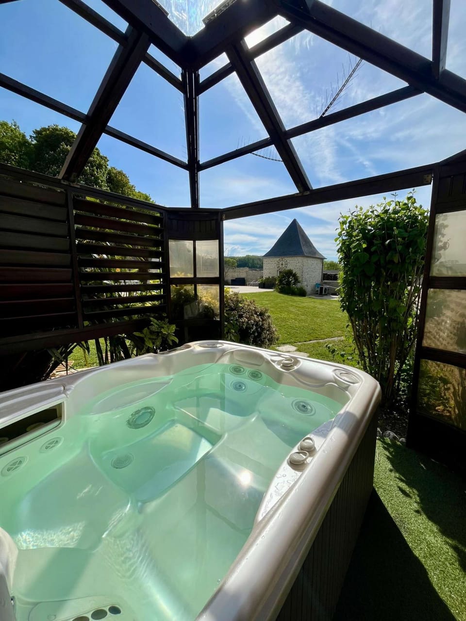 Outdoor spa tub