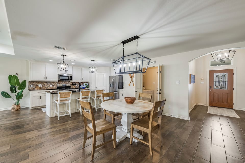 From morning coffee to evening dinners, this cozy dining space is perfect for making memories with family and friends. ☕🍽️