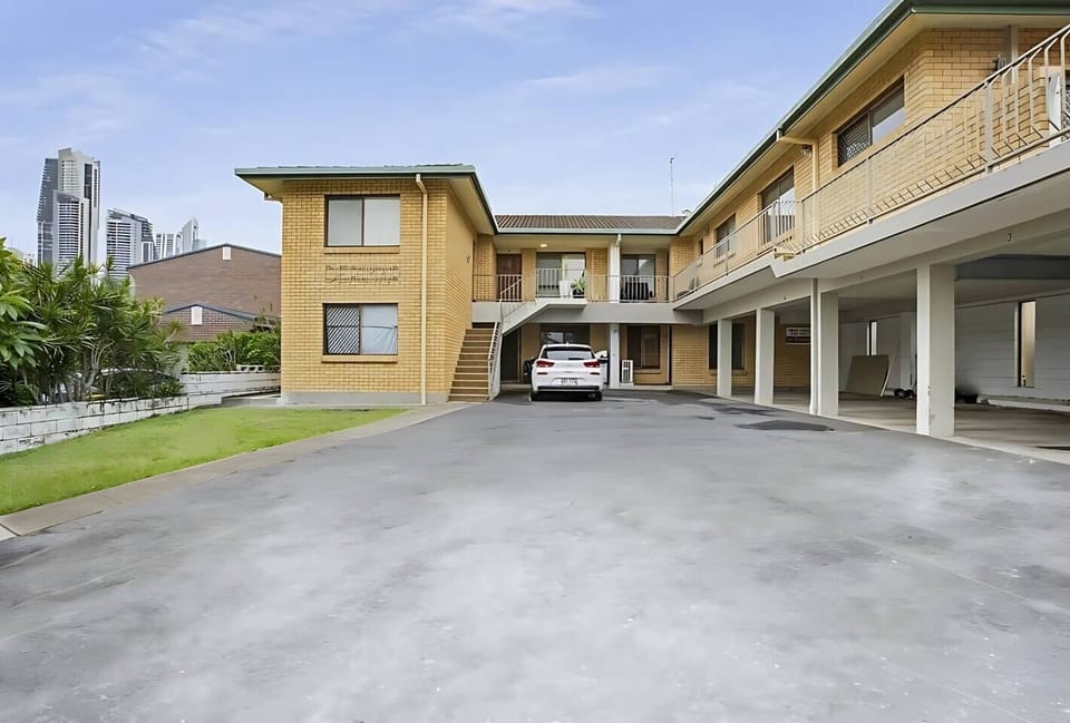 Just minutes from Surfers Paradise—enjoy easy access, on-site parking, and a relaxed coastal vibe.