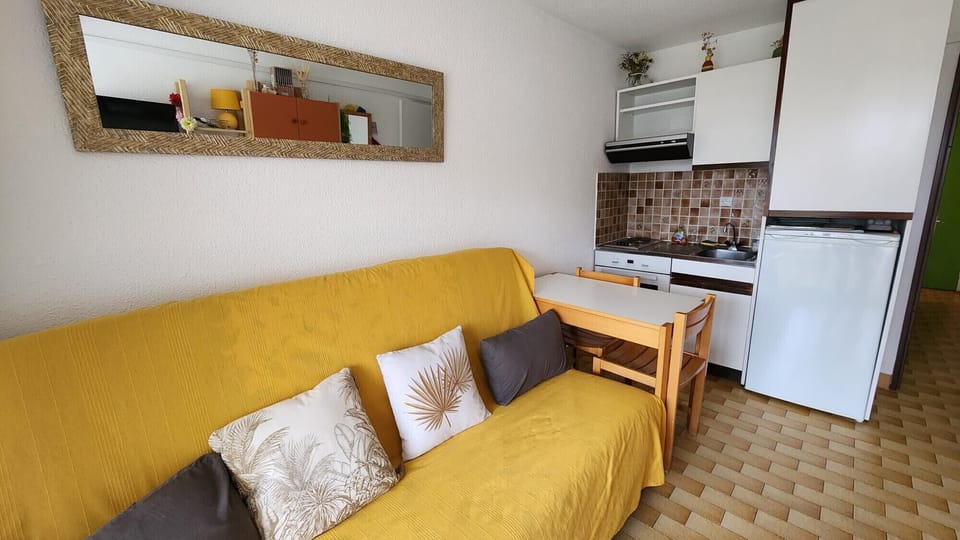 Lounge area with sofa bed for two open to the fully equipped kitchen