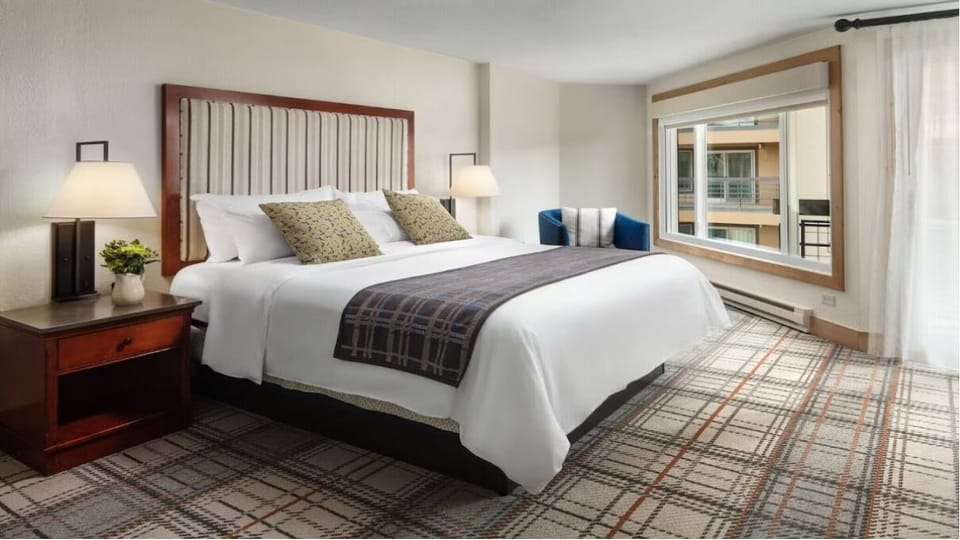 Masterbedroom with kingsize bed, Flat screen TV, on suit bathroom