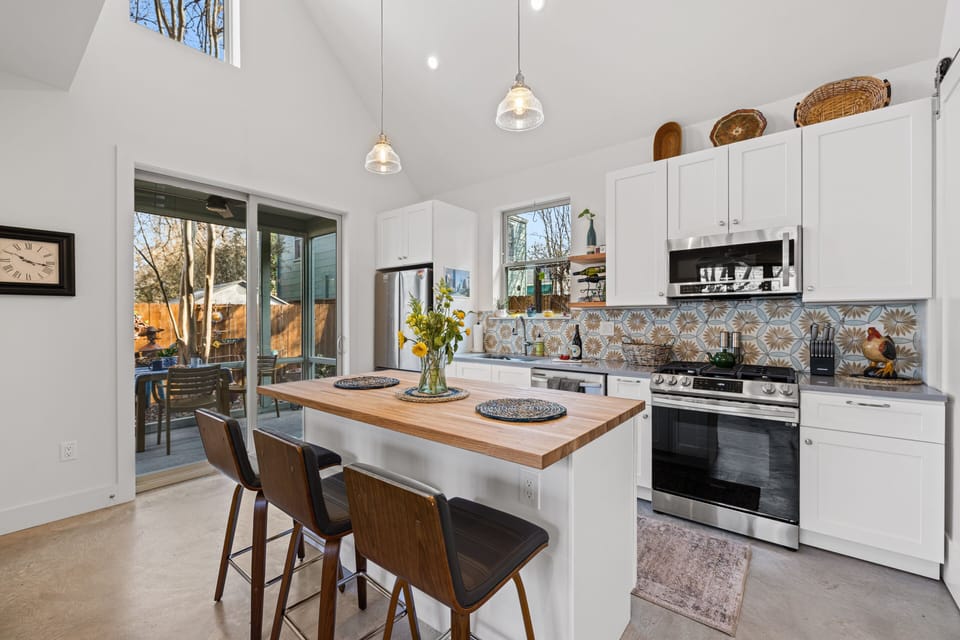 Full kitchen, gas stove, full-size refrigerator.