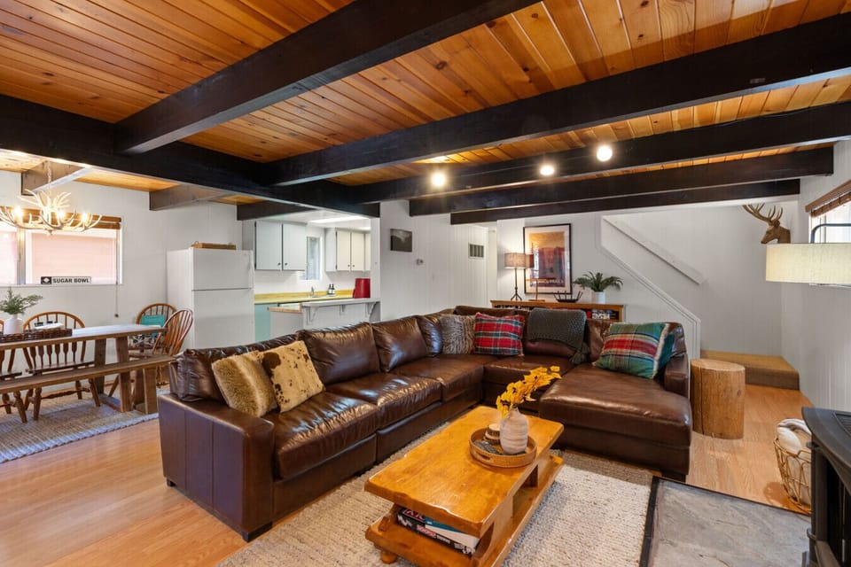 Living Room: Gather around the spacious leather sofa and enjoy the warmth of a mountain retreat!