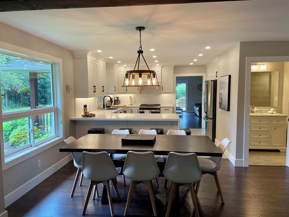Open concept dinning area with table & chairs.