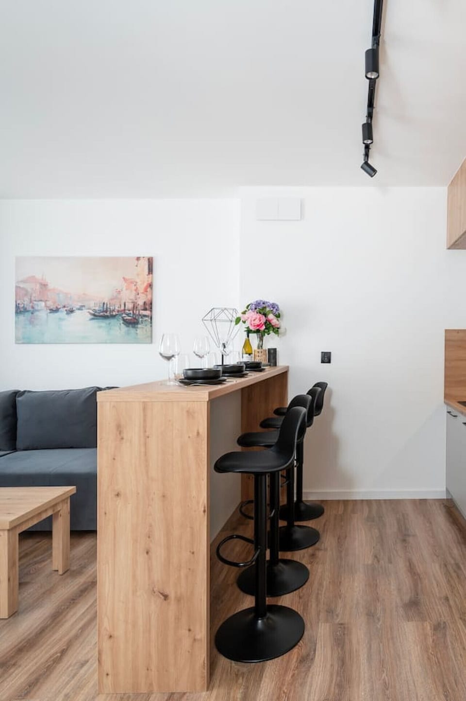 Fully Equipped Kitchen with Island | Book Now with RENTUJEMY.COM