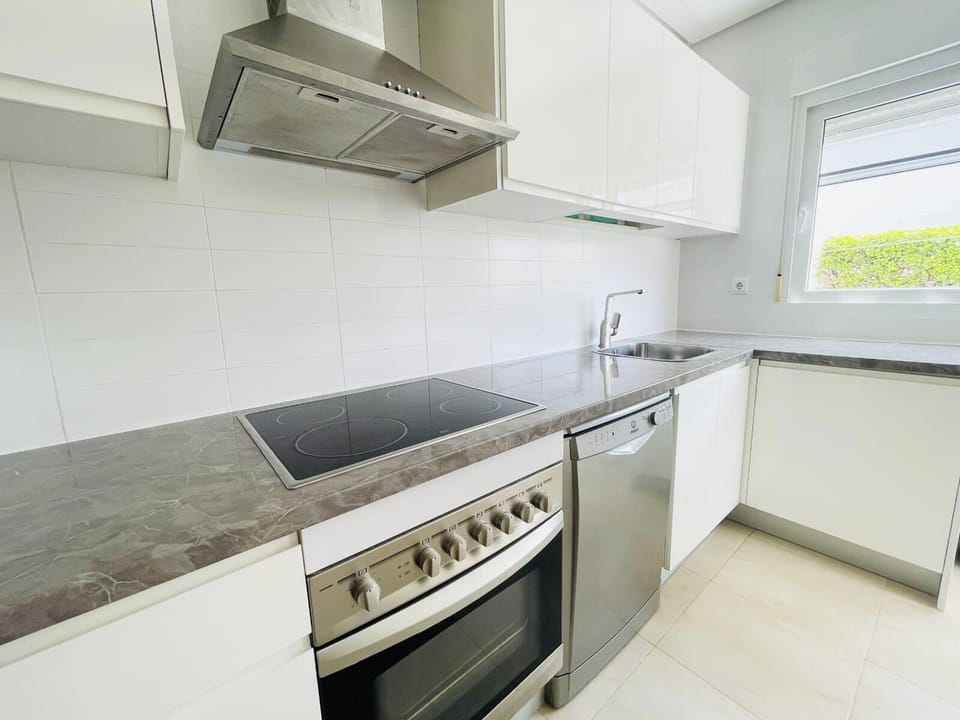 Fully equipped kitchen with microwave, hob, oven and coffee maker. With plenty of plates, glasses and utensils to cook a full meal.