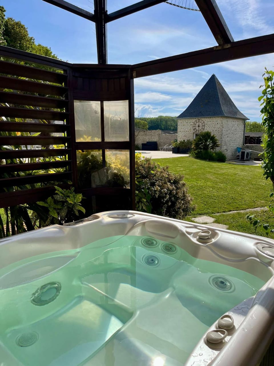 Outdoor spa tub
