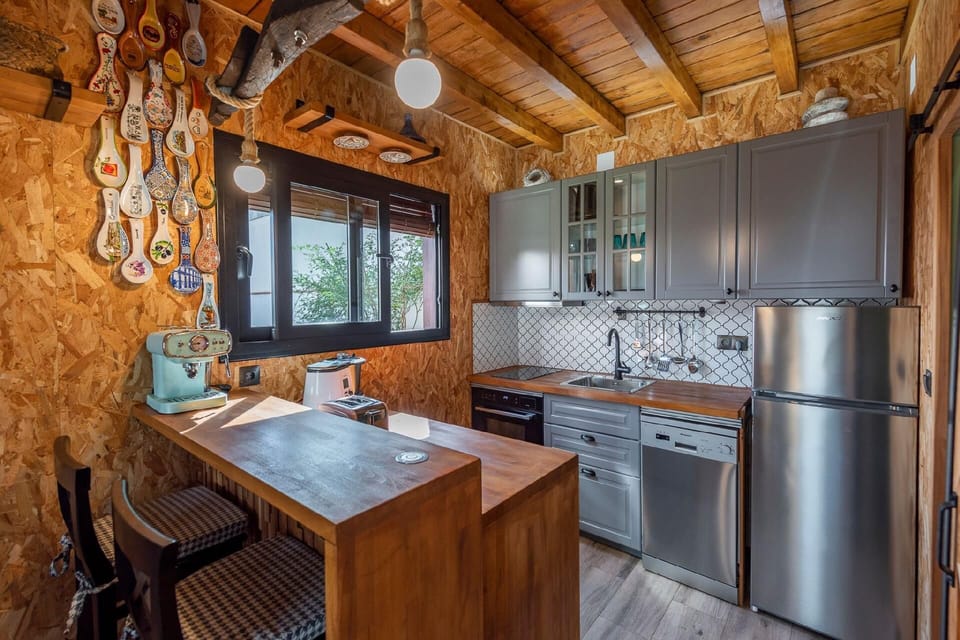 Kitchen with dishwasher, washing machine, oven, microwave, coffee maker, blender, complete kitchenwa