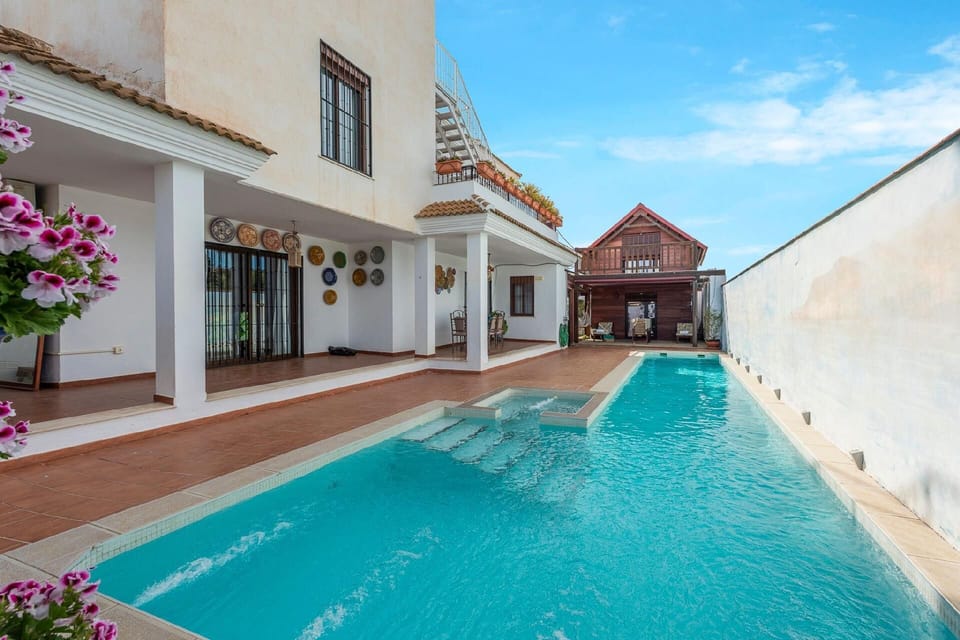Swimming pool measuring 14 m long, 2.5 m wide and 4.5 m deep, with an average depth of 1.60 m.