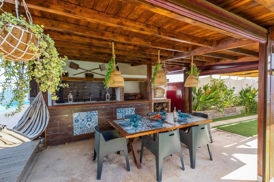 Porch with barbecue, gas grill and wood oven