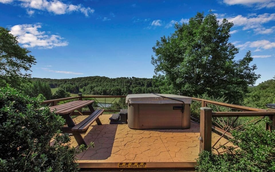 Hot tub & outdoor dining area