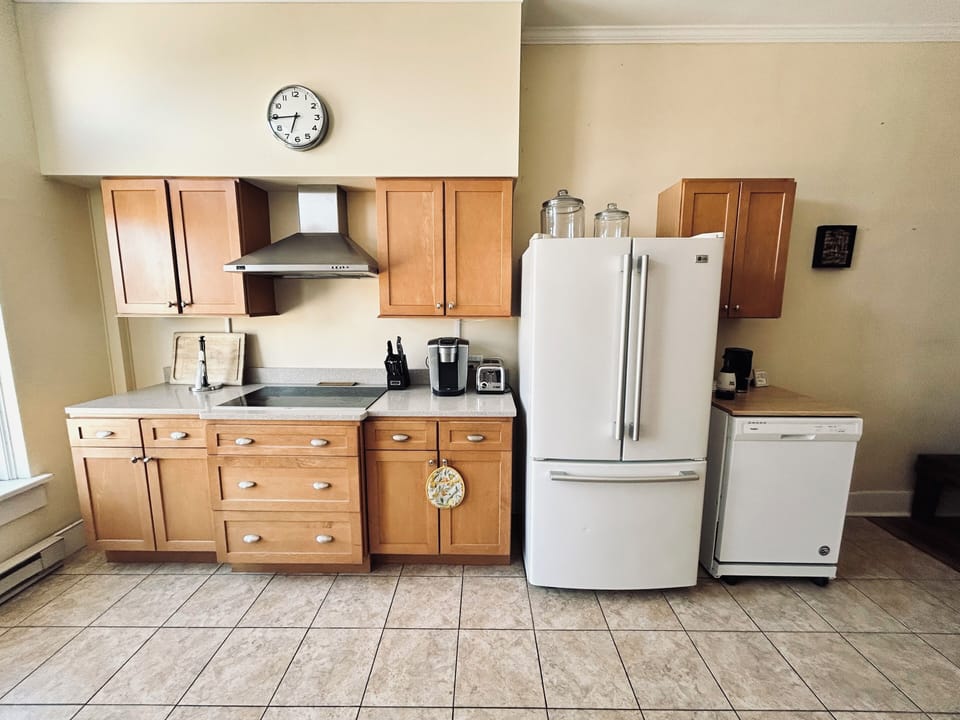 Another view of the kitchen and amenities. 