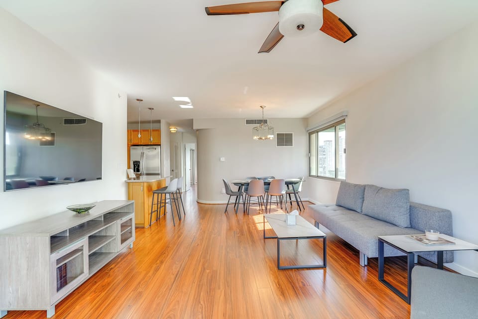 Living Room | Full Futon | Smart TV | Free WiFi | Central Heating & A/C