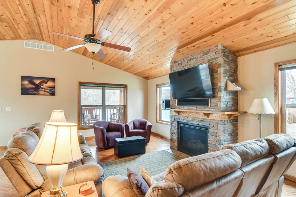 Pella Vacation Rental | 3BR | 2BA | Stairs Required | 1,512 Sq Ft