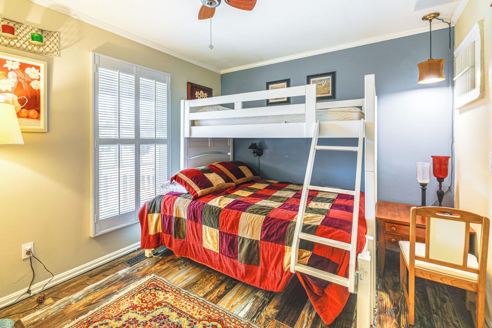 Bedroom 3 | Twin/Queen Bunk Bed