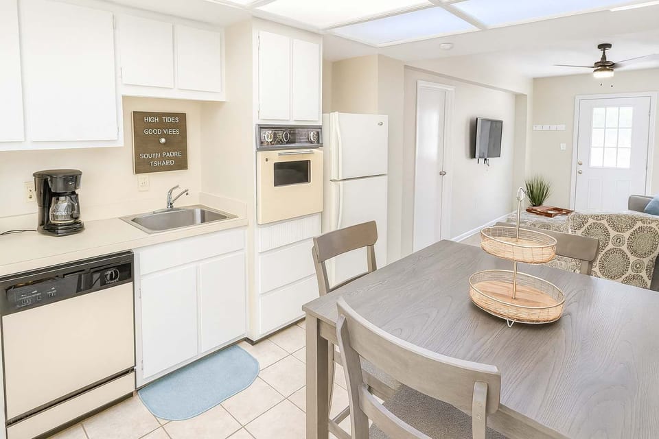 Bright Coastal Kitchen + Cozy Living | Walk to Beach
Enjoy this stylish South Padre Island retreat featuring a bright kitchen, comfy living area, and beachy vibes. Includes full appliances, dining, smart TV, and natural light.