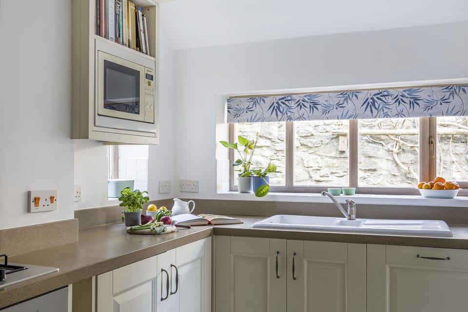 Grove Lodge, Osmington: The well-equipped kitchen