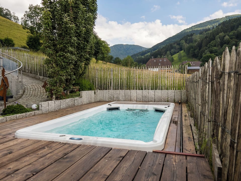 Outdoor spa tub