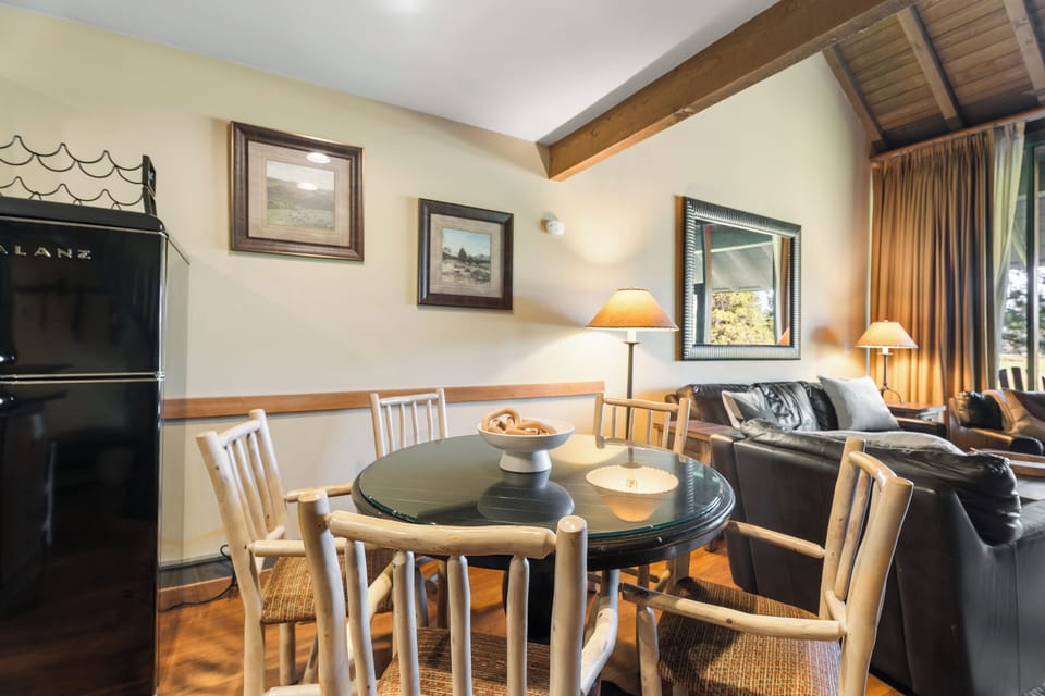 Mt. Bachelor Retreat - Main Floor has Kitchen, Dining ang Living areas
