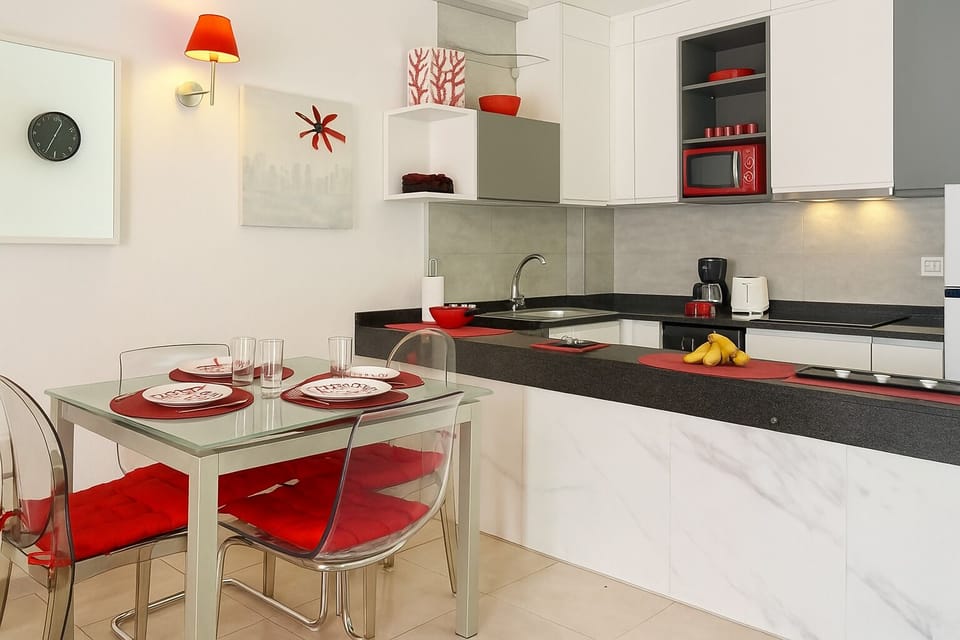 Kitchen or kitchenette,Dining area